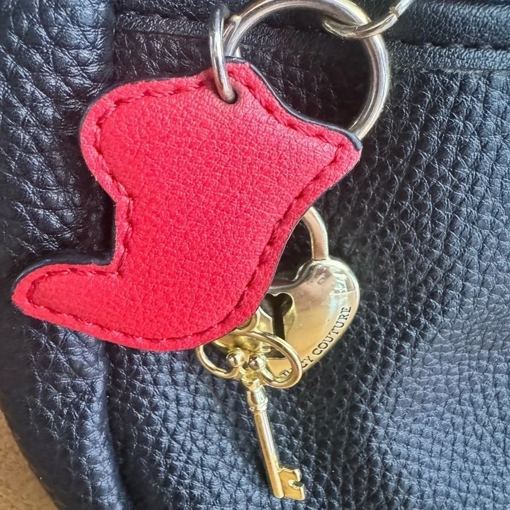 Juicy Couture inside 3” euc